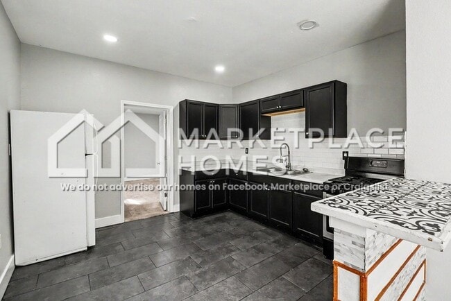 Building Photo - 520 Englewood St