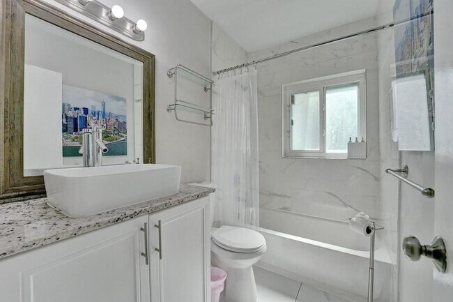 Building Photo - 3 bedroom in Dania Beaach FL 33004