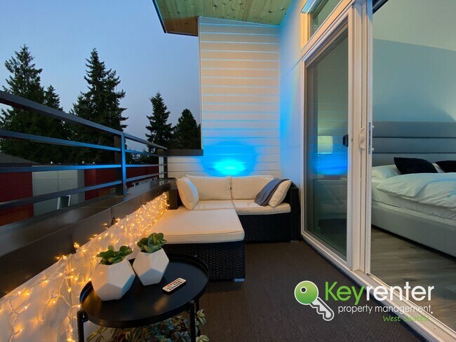 Building Photo - 4 Bedroom Seattle Townhome with Parking and Modern Finishes