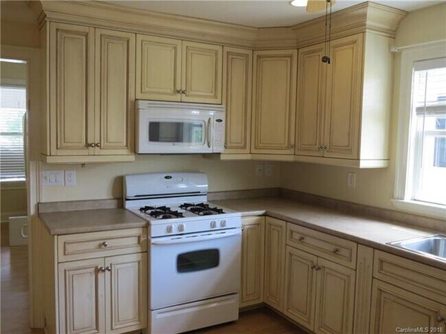 Building Photo - 123 7th St