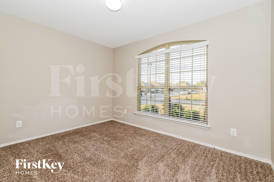 Building Photo - 513 Azalea Dr