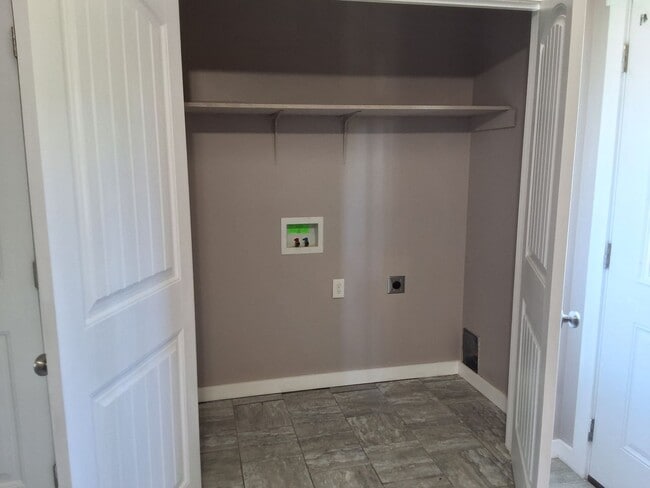 Building Photo - Charming 2- bedroom, 1.5 Bathroom Duplex