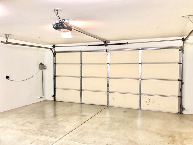 Building Photo - Light & Bright Single-Story Home in the Heart of Fallbrook, Complete with Private, Fully Fenced B...