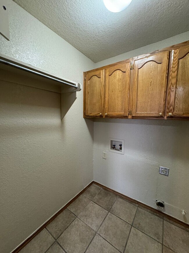 Building Photo - 4 bed in Moore Schools!