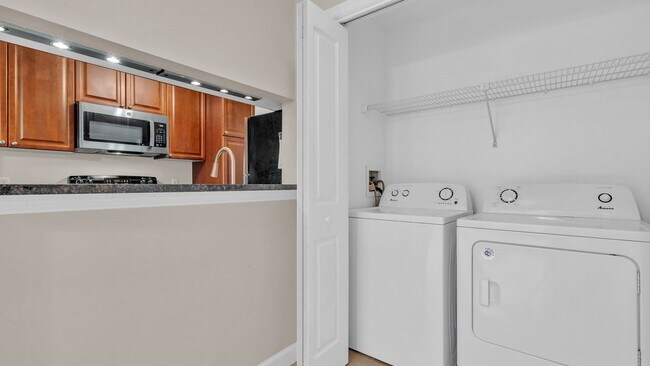 Building Photo - Charming 1BD/1BTH Ground Level Condo in St...