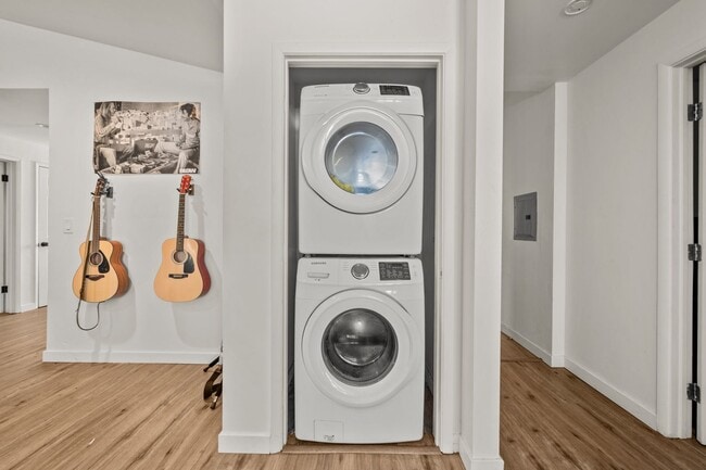 Building Photo - Two full kitchens, two washers & dryers, two dishwashers!