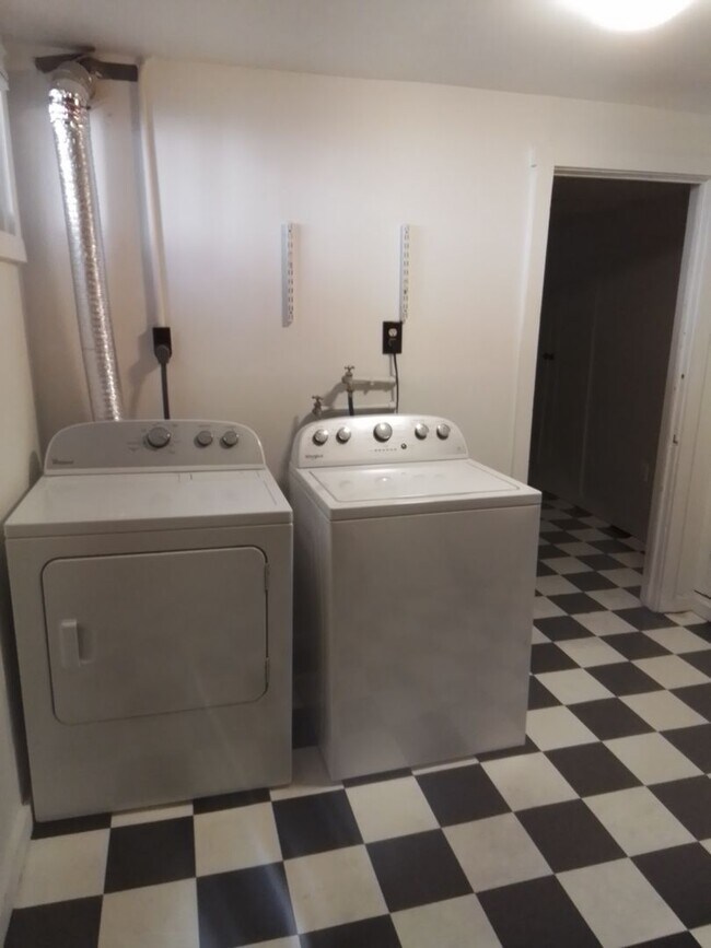 Building Photo - 4 Bedroom close to downtown, bike and walk...