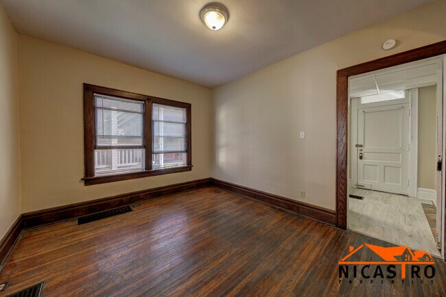 Building Photo - 1638 Indianola Ave
