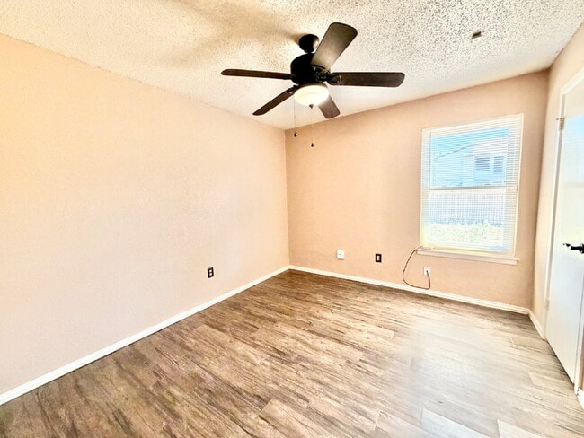 Building Photo - "Charming 3-Bedroom Home with 2 Full Baths in Lubbock's Heart – 1277 Sq Ft of Comfort Await!"