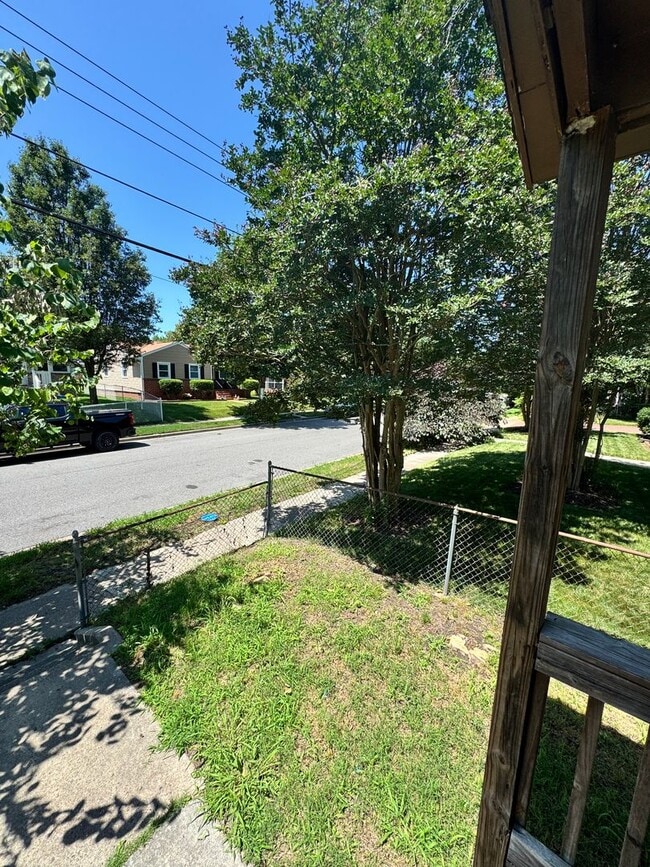Building Photo - Cozy 3 bed 1.5 bath with Backyard