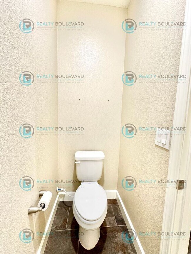 Building Photo - Spacious 4-Bedroom Gem in Somersett with S...