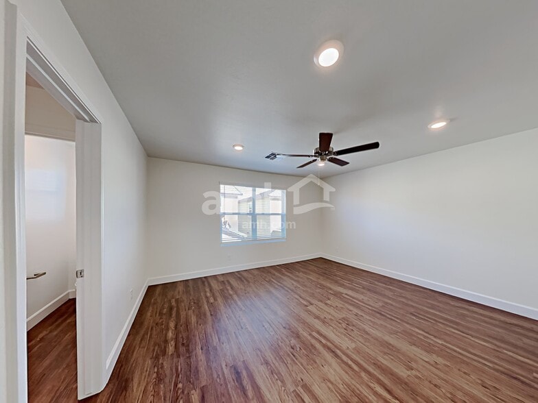 Building Photo - 638 W Harbor Dr