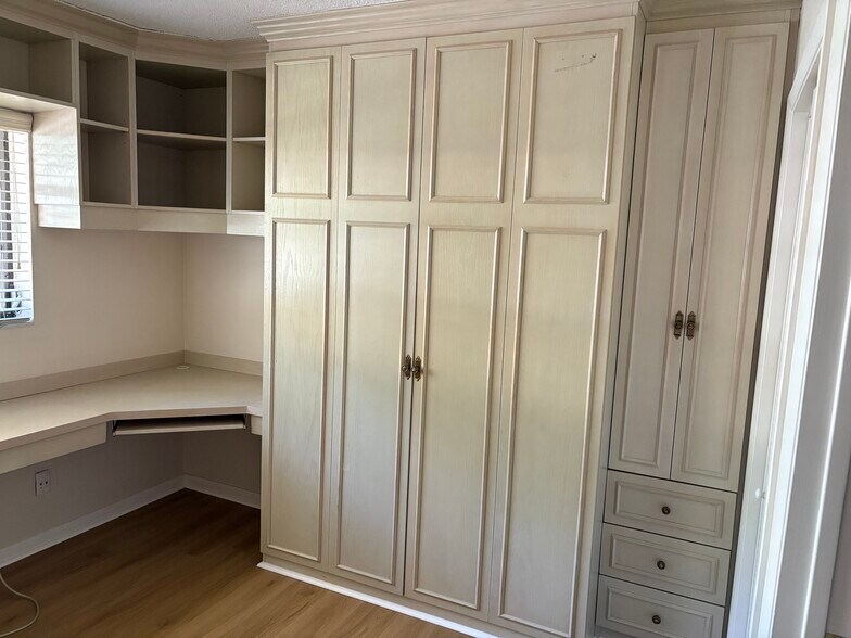 Building Photo - 3951 NE 17th Ave