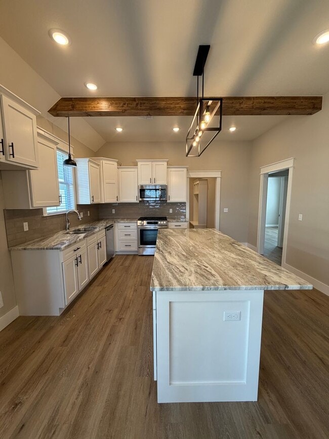 Building Photo - 3 Bed | 2 Bath House | Fridge will be add upon move in.