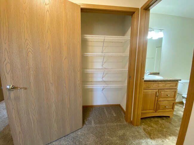 Building Photo - Spacious 4 Bedroom Townhome in Great Neigh...