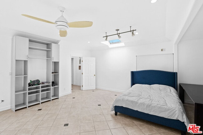 Building Photo - 9033 Cresta Dr