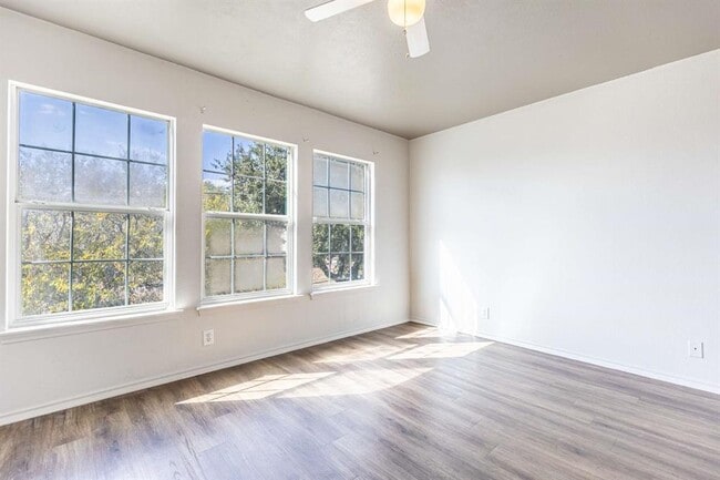 Building Photo - 1422 Meadow Pkwy