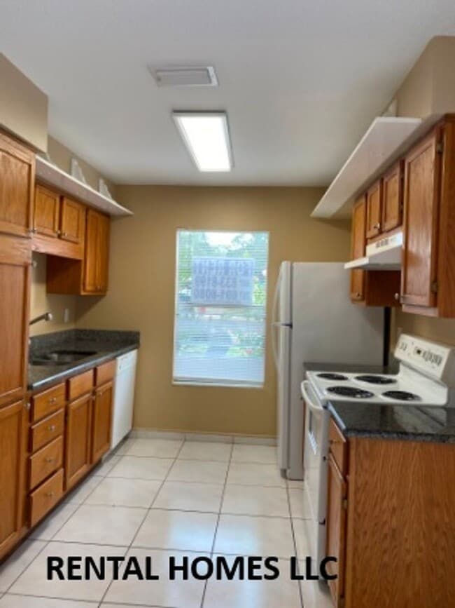 Building Photo - Two Bedroom One Story Townhouse close to Altamonte Mall & all other major local roads