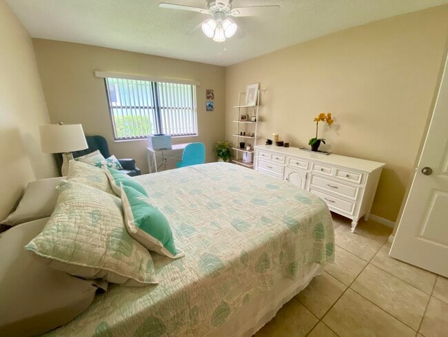 Building Photo - 1127 E Seminole Ave