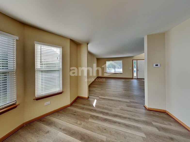 Building Photo - 7003 Sahara Dr