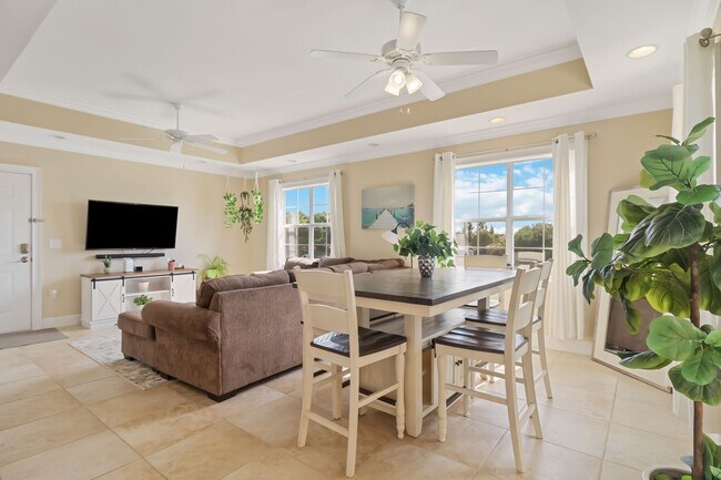 Building Photo - Beautiful furnished 2/2 condo with stunning water view available May 2026 for a short-term stay