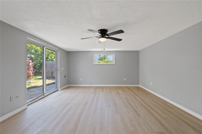 Building Photo - 4430 Shoreline Dr