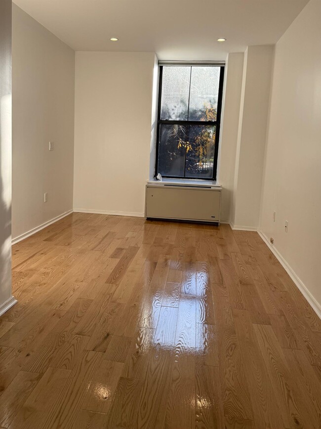 Building Photo - 1 Greene St