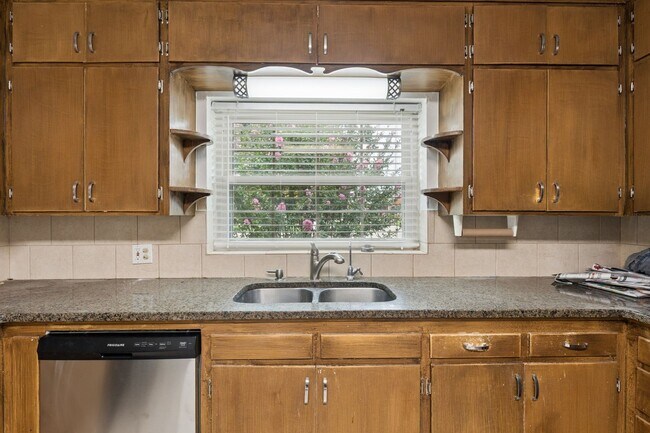 Building Photo - 1108 Larchmont Ln