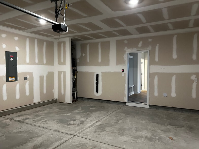 Building Photo - Room in House on Dimaggio Dr