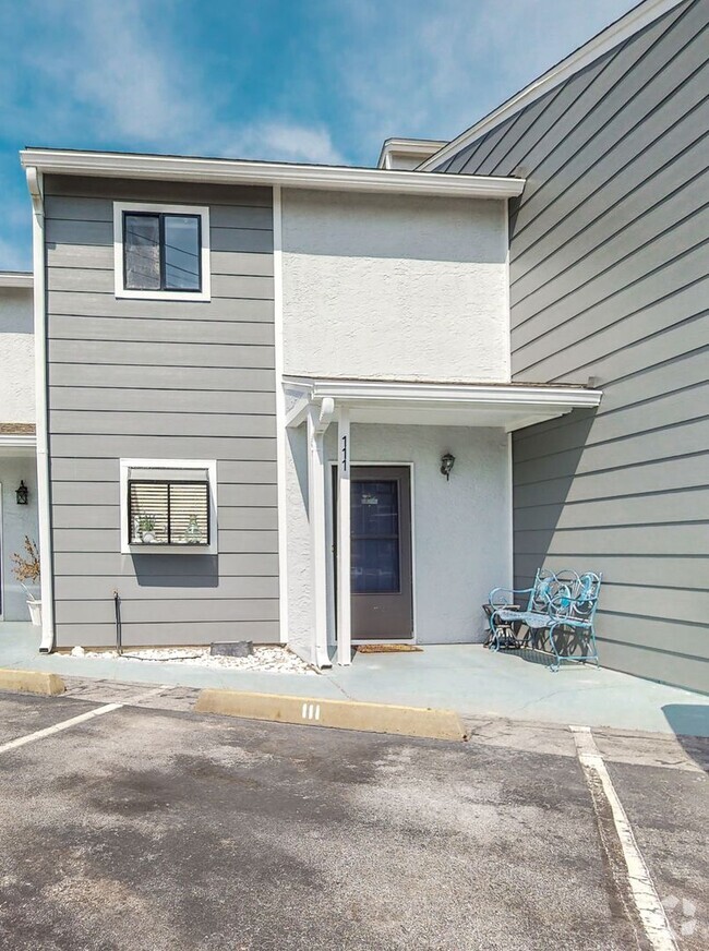 Building Photo - Fully Furnished 2 Bedroom Townhome Near th...