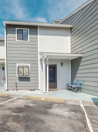 Building Photo - Unfurnished 2 Bedroom Townhome Near the Be...