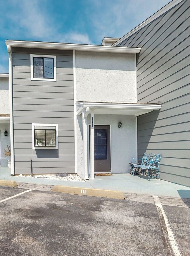 Building Photo - Unfurnished 2 Bedroom Townhome Near the Be...