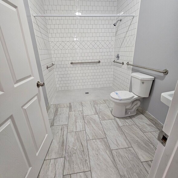 Building Photo - 429 E 9th St