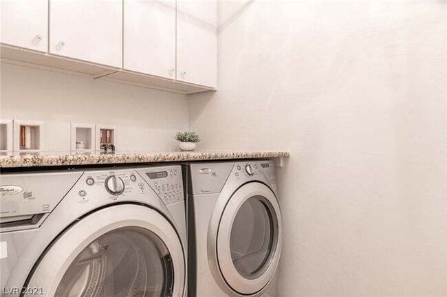 Building Photo - Stunning 3-bedroom, 2.5-bathroom home loca...
