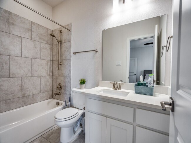Building Photo - 905 Asbury Dr