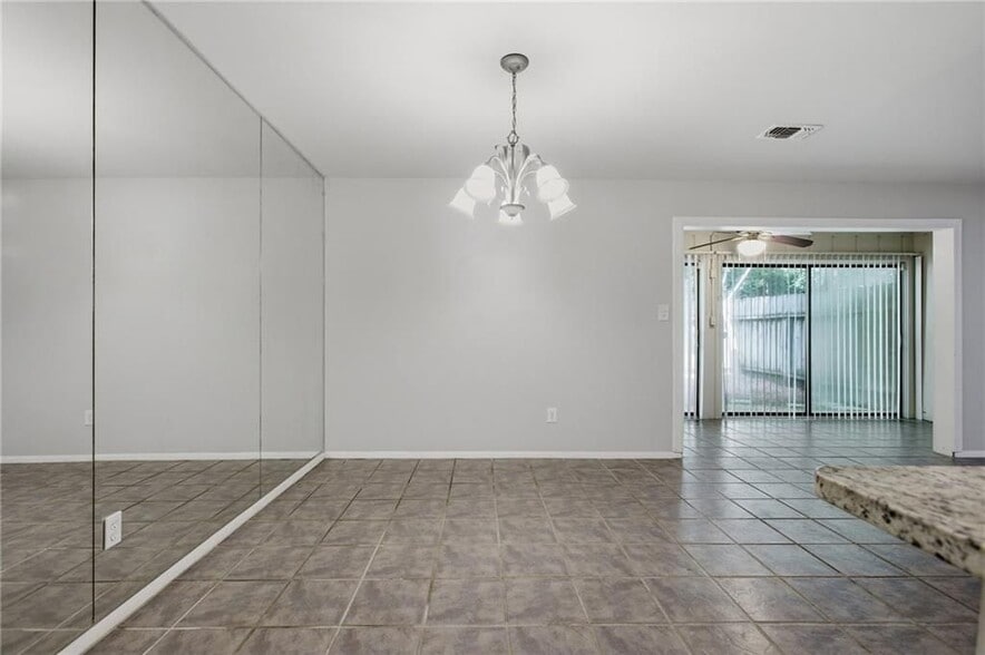 Building Photo - 2183 Surrey Ct