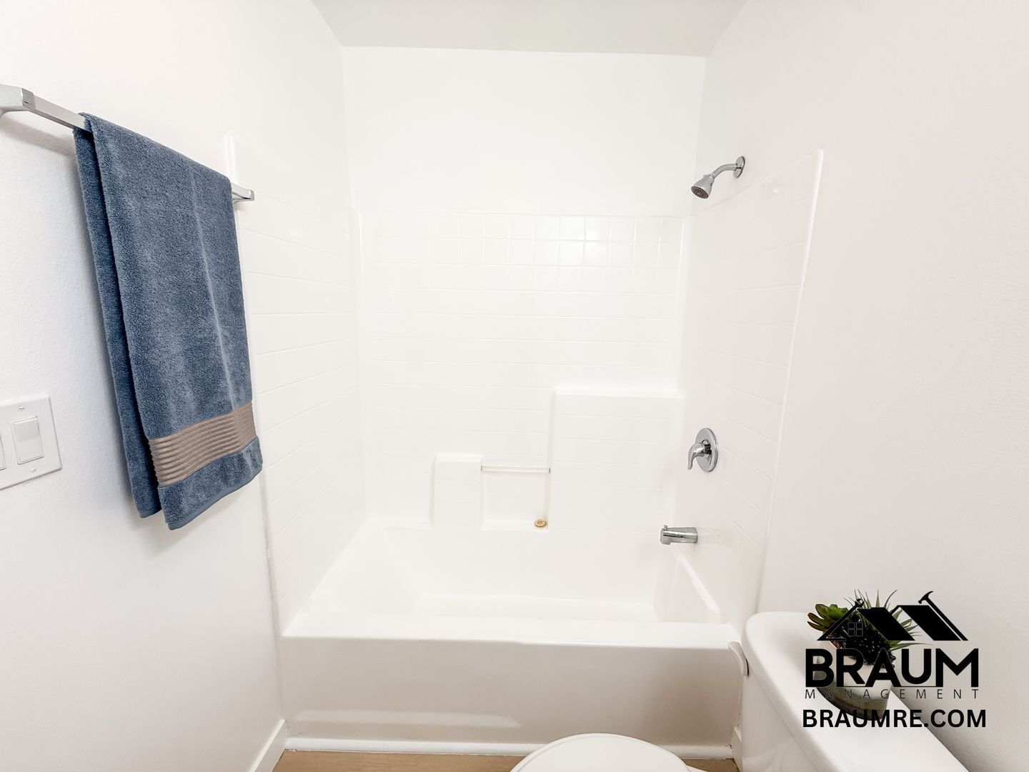 Building Photo - 7323 Winnetka Ave