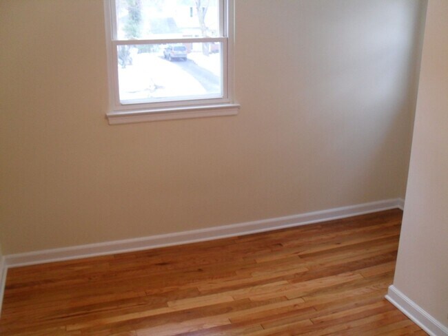 Building Photo - **3-BEDROOM HOME W/ ATTACHED GARAGE IN BEECHWOLD!!**
