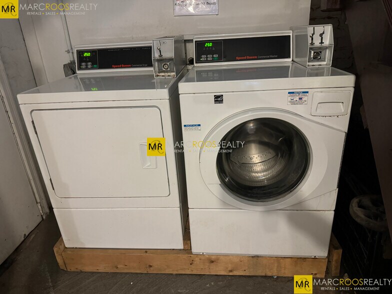 Building Photo - 148 Strathmore Rd