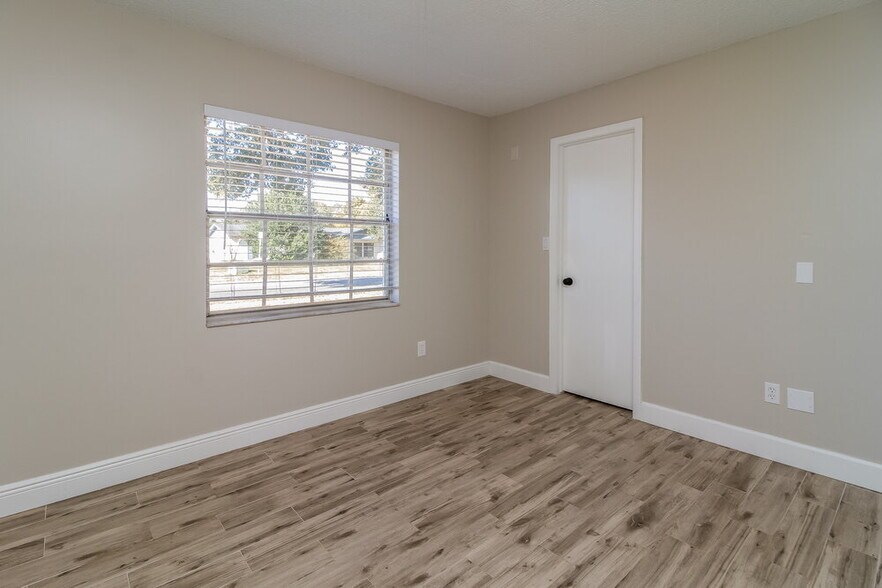 Building Photo - 1301 Baranova Rd