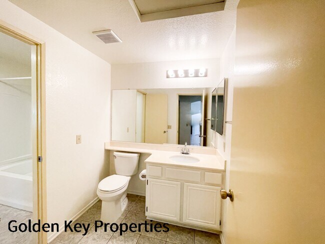 Building Photo - 2BR/1.5BA Condo in Charlemont in Vista! Cl...