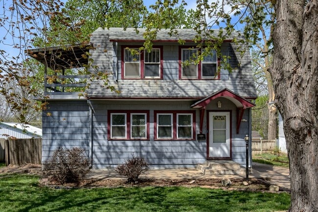 Building Photo - 3Bed 2Bath with 3 Stall Garage!