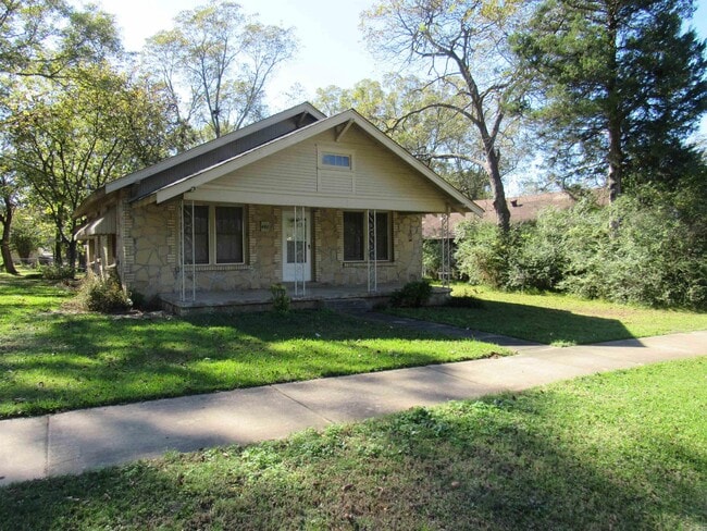 Primary Photo - 405 E Main St