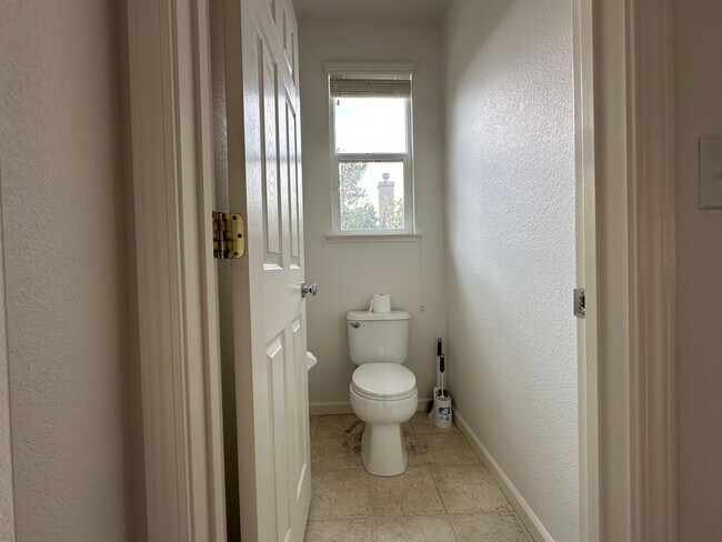 Building Photo - 3 Bedroom 2 Bath Home