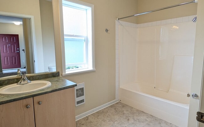 Building Photo - North Lynnwood 3 Bedroom Condo - Corner Unit