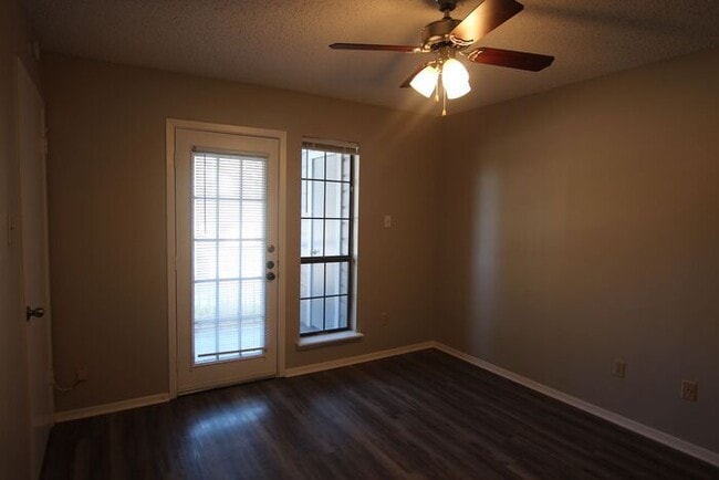 Building Photo - Coming Soon: 2 Bedroom, 1 Bathroom Downsta...