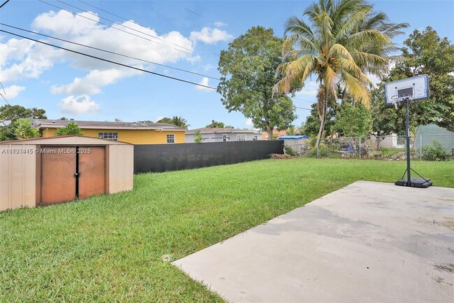 Building Photo - 6931 SW 27th Ct