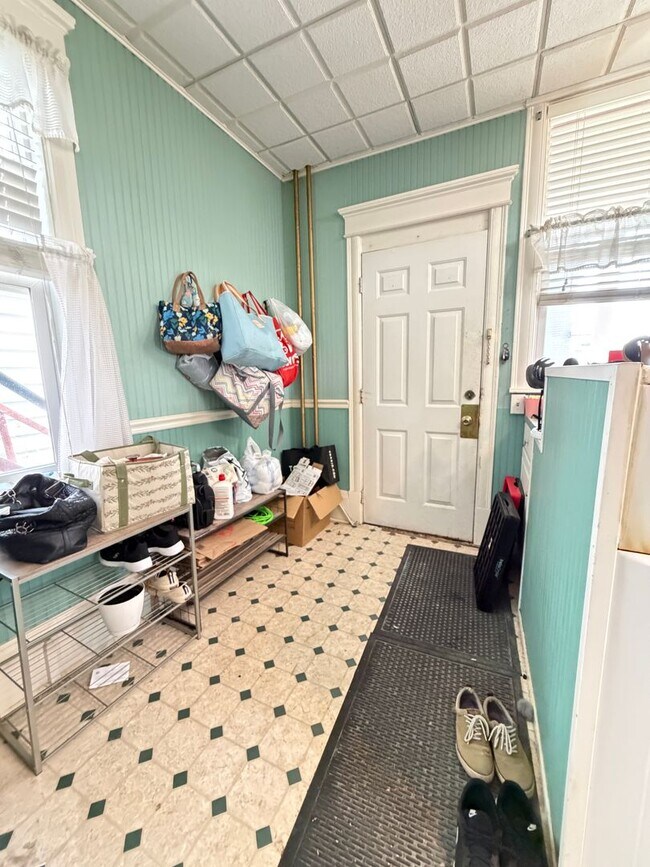 Building Photo - 1st Floor 2 Bedroom Apartment w/ Private Basement - Available July 1st