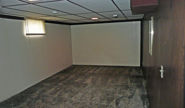 Large bonus room - 7187 N Fiske Ave