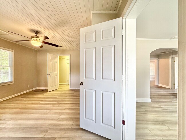 Building Photo - Renovated 2 Bedroom with Optional Third